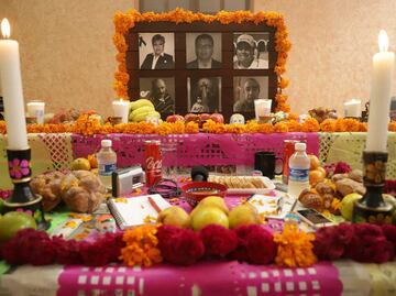 Con ofrenda recuerdan a periodistas fallecidos en Puebla