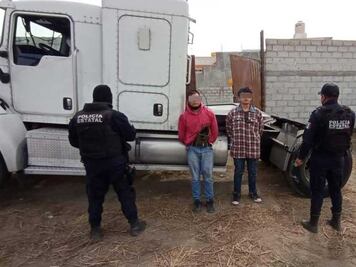 Detienen a dos jóvenes que robaron tractocamión en Chalchicomula de Sesma