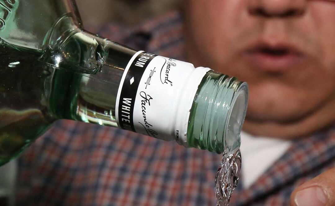 El alcohol adulterado representa riesgos para la salud | Foto: Agencia Es Imagen para El Universal Puebla