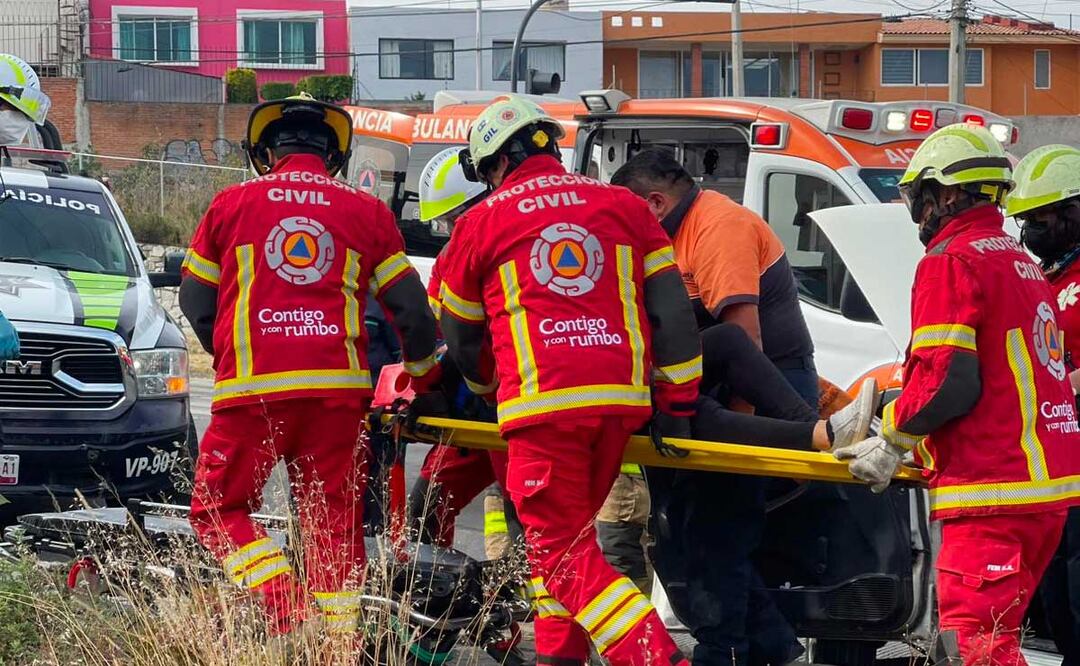 Personal de Protección Civil atendió a los lesionados del accidente vial en Tres Cruces | Foto: Protección Civil