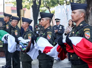 FOTOS. Colocan Bando Solemne de las Fiestas Patrias en la ciudad de Puebla