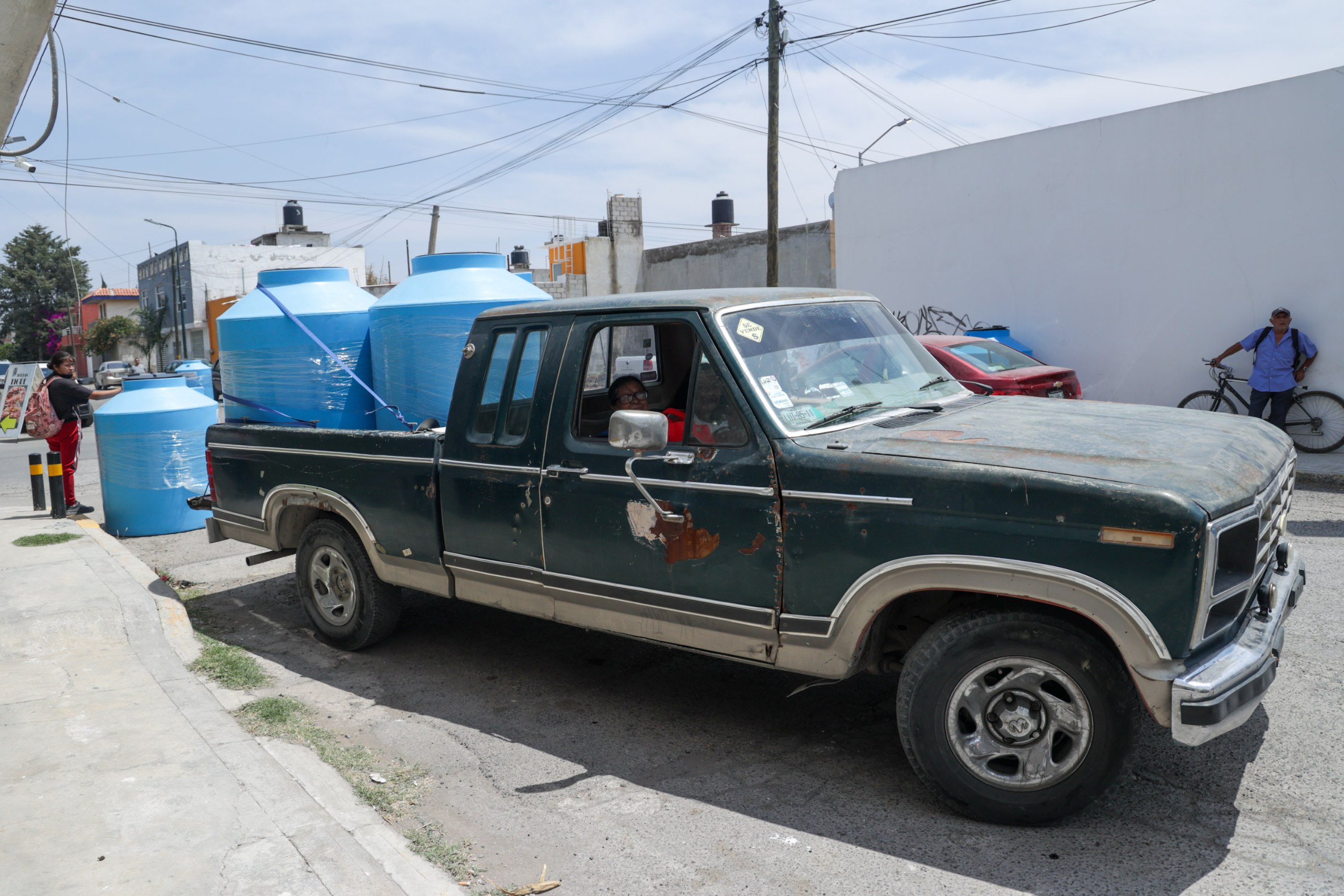 Los tinacos se entregaron en el Centro de Desarrollo Comunitario de San Ramon en la ciudad de Puebla | Foto: EsImagen
