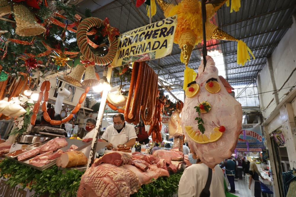 Las familias poblanas comienzan a comprar productos para la cena navideña | Agencia Es Imagen para El Universal Puebla