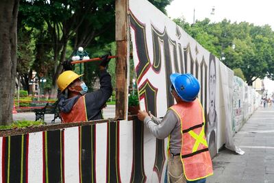 ¡Ya era hora! Retiran maderas del zócalo de Puebla
