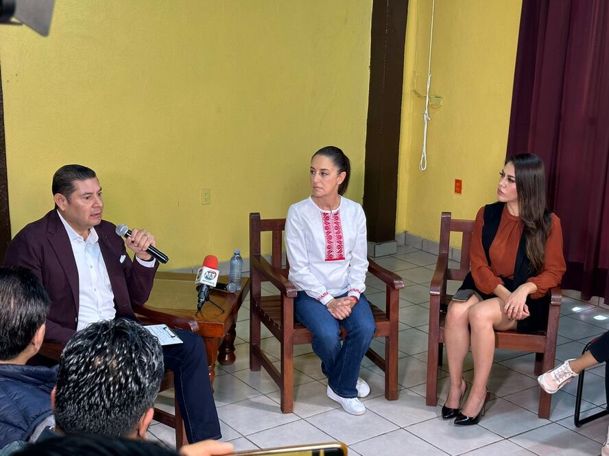 Antes de su evento masivo, Claudia Sheinbaum sostuvo un encuentro con la prensa local en Tehuacán | Twitter Canal 13
