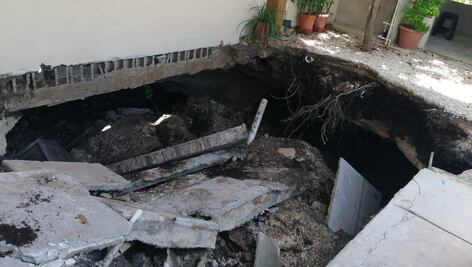 Socavón sorprende. Aparece dentro del patio de una casa en Mérida 
