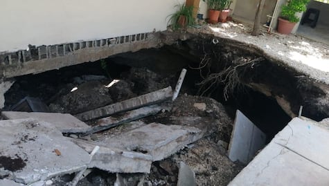 Socavón sorprende. Aparece dentro del patio de una casa en Mérida