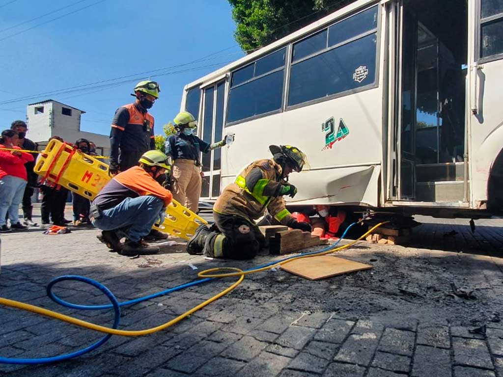 Microbús atropella a motociclista frente al Mercado de Sabores de Puebla