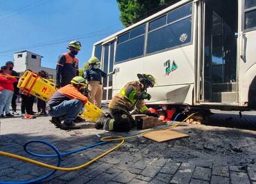 Microbús atropella a motociclista frente al Mercado de Sabores de Puebla