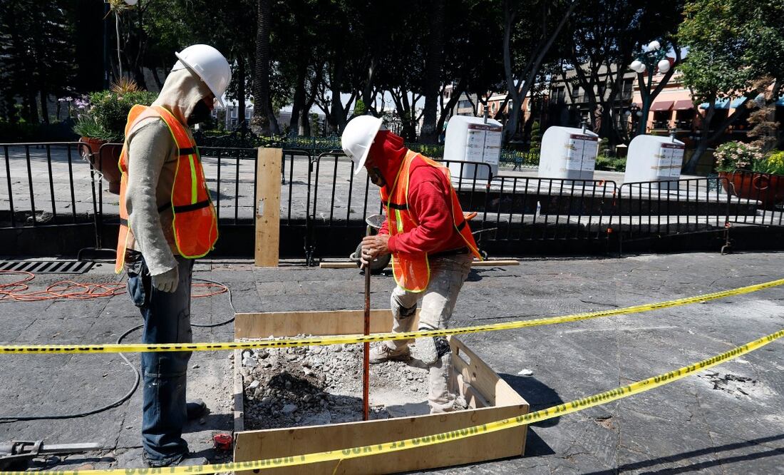 Trabajadores en el zócalo de Puebla FOTO: Agencia Enfoque