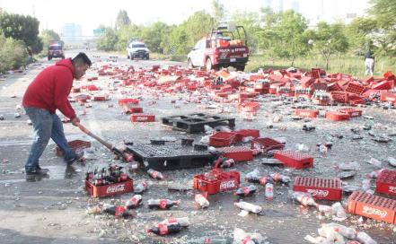 Accidente en Periférico hoy: vuelca camión de Coca-Cola