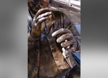 Roban trompeta de la estatua del parque de Santa Inés en Puebla