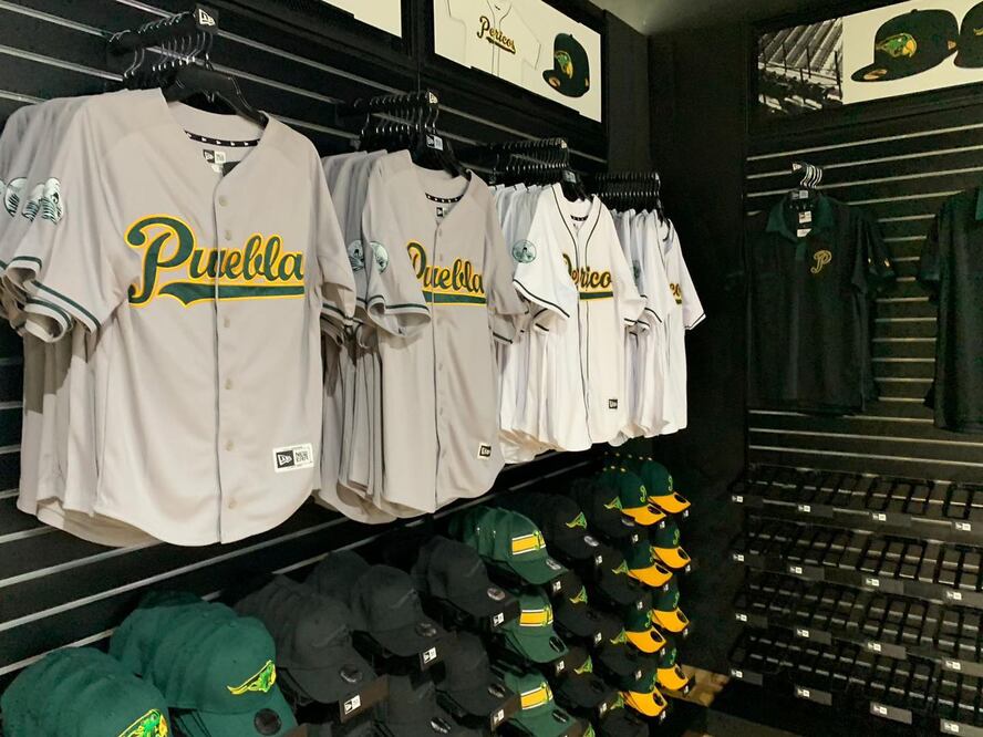 Esta es una oportunidad única para conseguir todo lo que has estado buscando, ya sea para renovar tu colección personal o apoyar a tu equipo con productos oficiales.
Foto: Producción El Universal Puebla