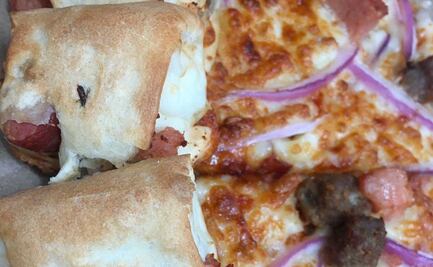 Compran Pizza Hut con cucaracha y les dicen que es tocino