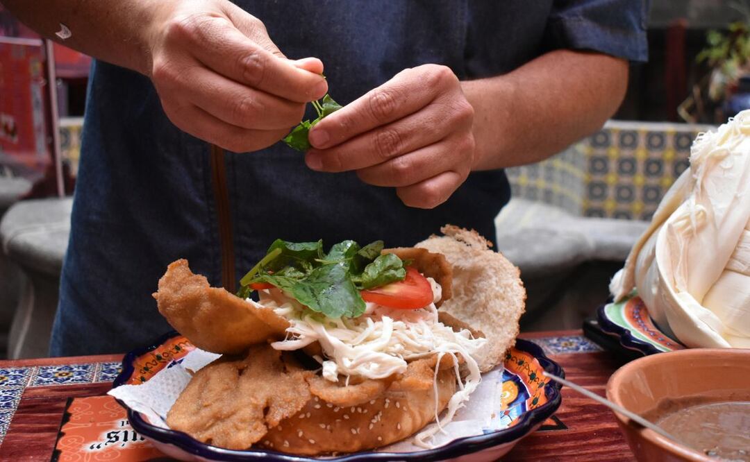 La cuenta visitandolatierratv tituló su video "Nunca pidas tu cemita con pápalo" y recibió críticas por ello | Foto: Agencia Es Imagen para El Universal Puebla