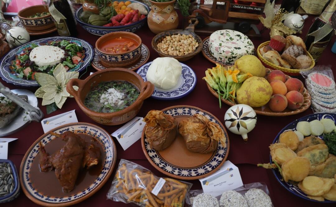 Cocineras tradicionales son las encargadas de prepararlos | FOTO: Agencia Es Imagen para El Universal Puebla
