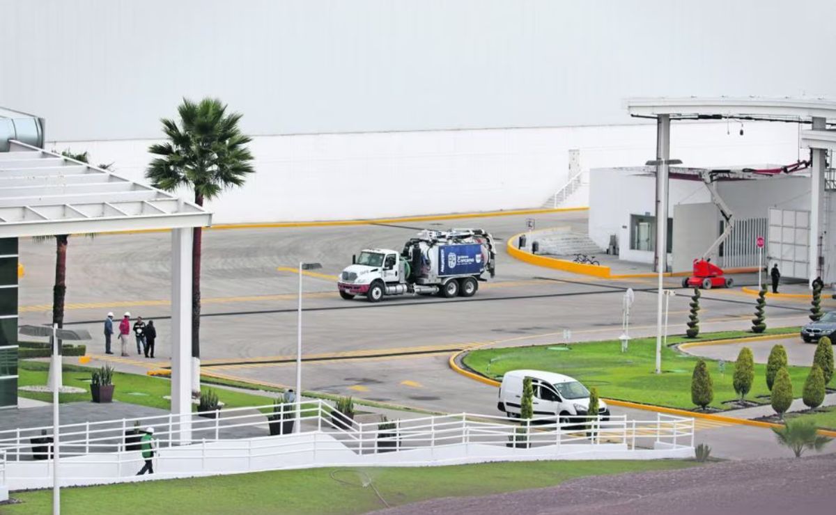 Por el momento salen y entran algunos camiones que llevan material para acondicionar el lugar | Foto: Diego Prado / EL UNIVERSAL