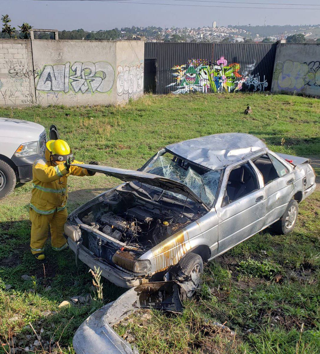 Dos lesionados tras volcadura en el Periférico