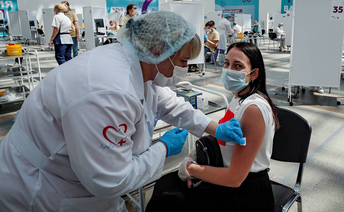 Así explican expertos aumento de pecho por vacuna Pfizer