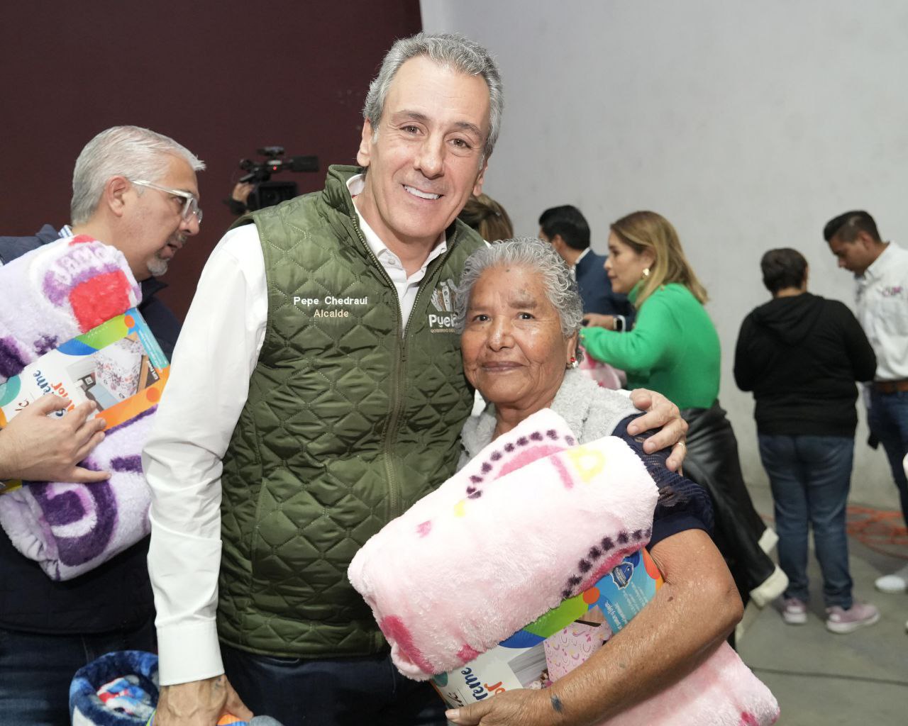En las posadas se regalaron cobijas a los adultos mayores / Especial