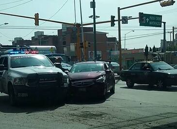 ¡Otra vez! Choca Patrulla de la Policía Estatal por ignorar semáforo