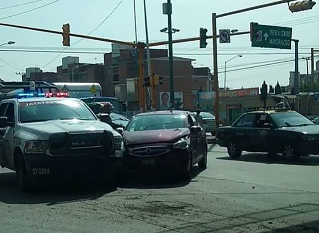 ¡Otra vez! Choca Patrulla de la Policía Estatal por ignorar semáforo