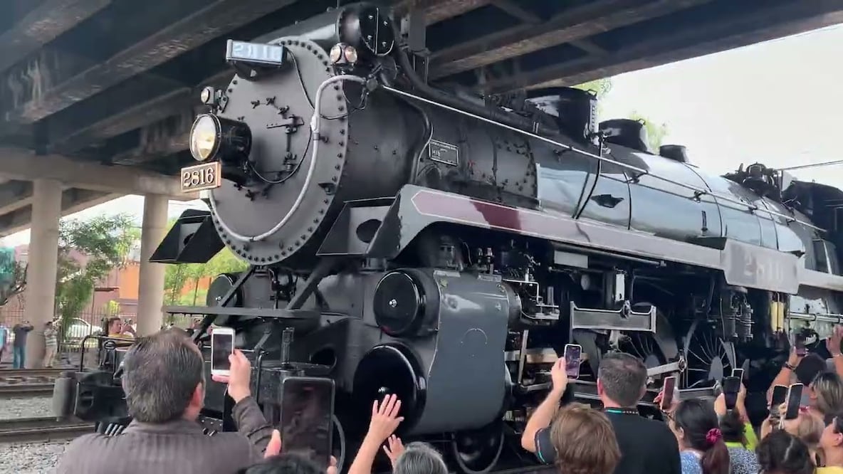 Según un video que circula en redes sociales, varias personas estaban cerca de las vías tratando de capturar imágenes del paso de "La Emperatriz".
Foto: Producción El Universal Puebla
