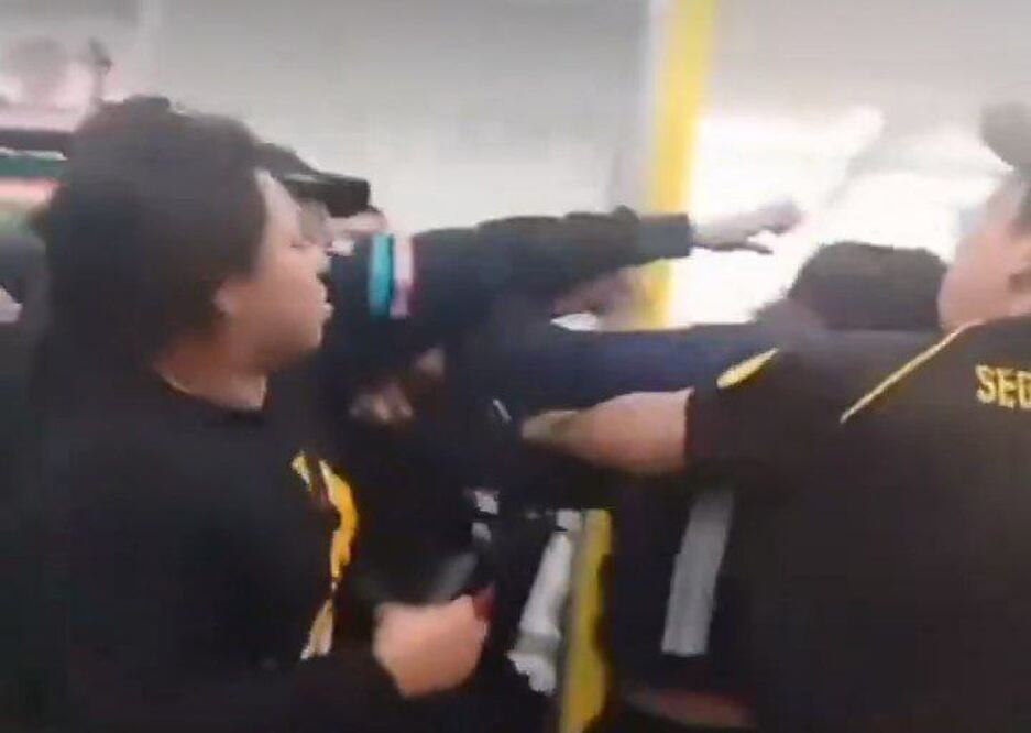 Una mujer es captada en un Coppel golpeando a policías | Video Redes sociales