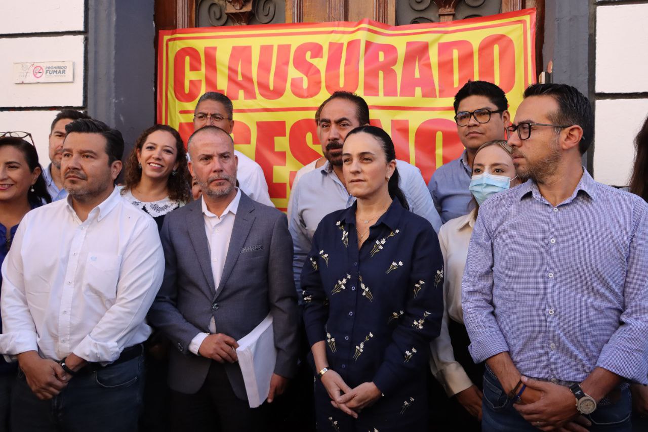 Panistas clausuran simbólicamente el Congreso de Puebla contra legalización del aborto
