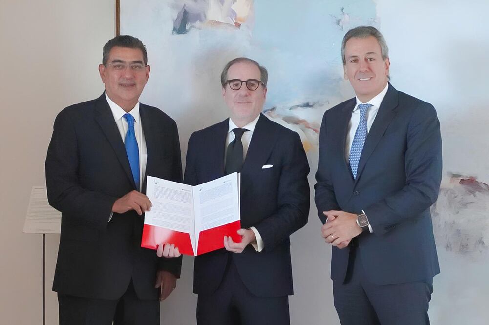 Sergio Salomón firmó convenio con Banco Santander; lo acompañó Pepe Chedraui | Foto: Gobierno del Estado de Puebla