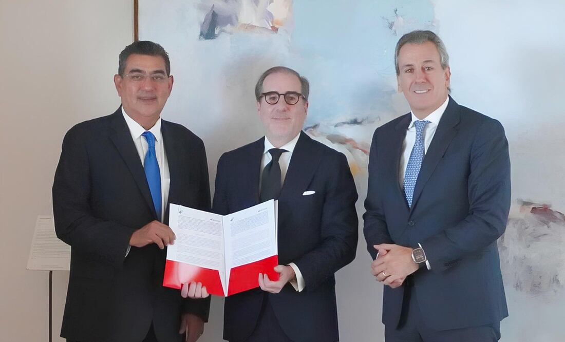 Sergio Salomón firmó convenio con Banco Santander; lo acompañó Pepe Chedraui | Foto: Gobierno del Estado de Puebla