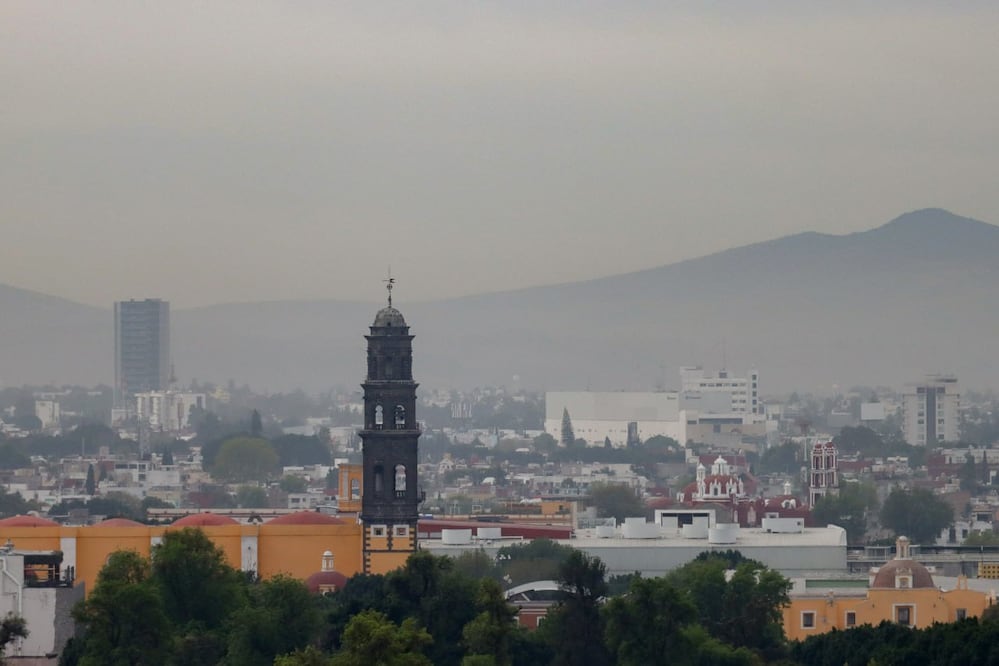 La caída de ceniza aumenta la mala calidad de aire en Puebla | Foto: EsImagen