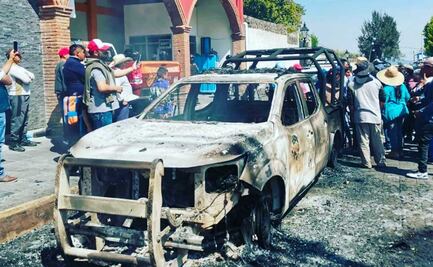 Por inseguridad, pobladores de Calpan queman patrulla y auto oficial