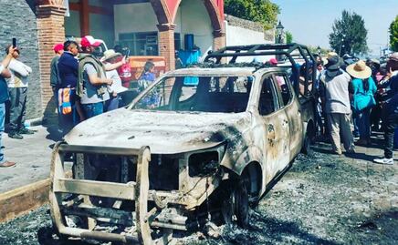 Por inseguridad, pobladores de Calpan queman patrulla y auto oficial
