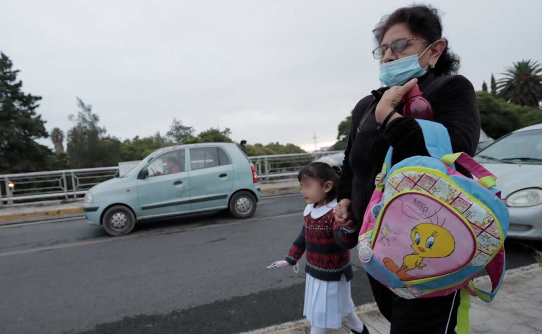 Padres de familia del preescolar Xóchitl in Cuicatl cerraron las instalaciones como medida de protesta | Foto: Agencia Es Imagen para El Universal Puebla