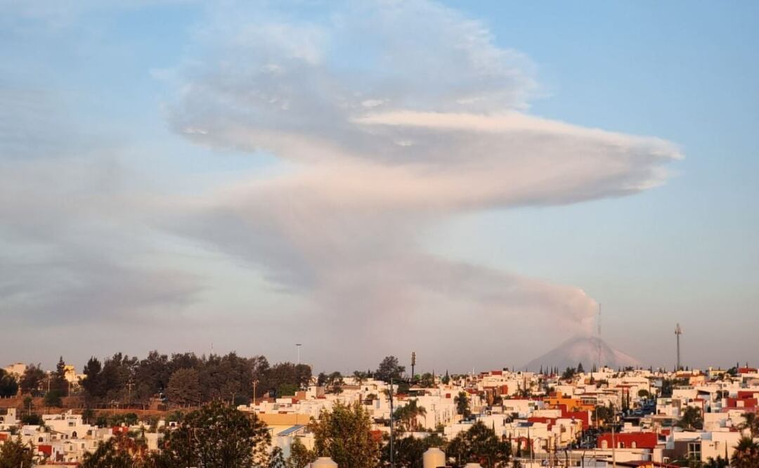 En el municipio de Atlixco registro una intensa caída de debido a la actividad reciente del volcán Popocatépetl. | Foto: Agencia Es Imagen para El Universal Puebla