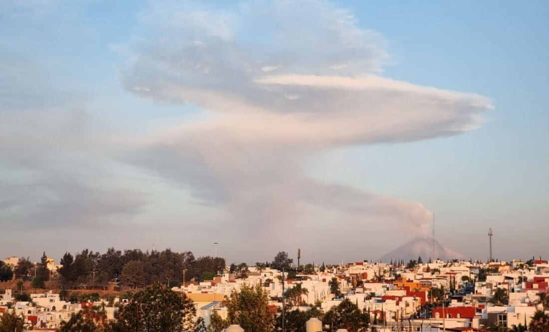 En el municipio de Atlixco registro una intensa caída de debido a la actividad reciente del volcán Popocatépetl. | Foto: Agencia Es Imagen para El Universal Puebla