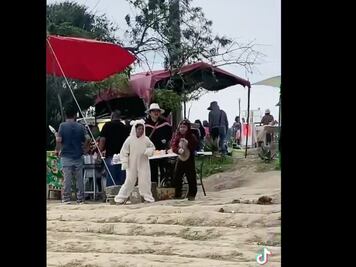 Niños bailando con disfraz de Spike y Spay, un atractivo más del socavón de Puebla