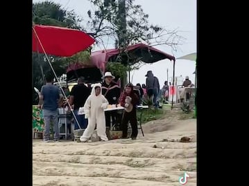 Niños bailando con disfraz de Spike y Spay, un atractivo más del socavón de Puebla