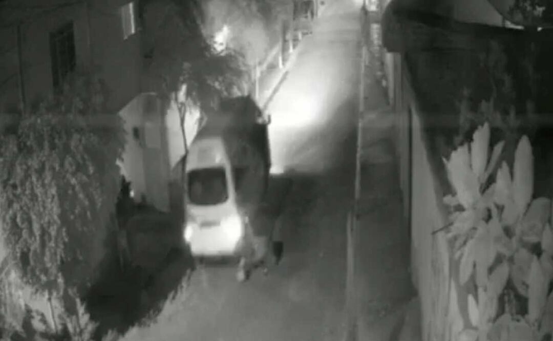 En el video se observa que la mujer cae de una unidad del transporte en movimiento | Foto: Captura de Pantalla