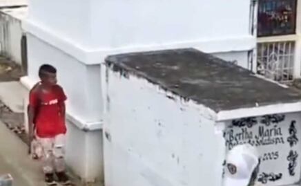 VIDEO. Niño visita tumba de su mamá para mostrarle sus calificaciones