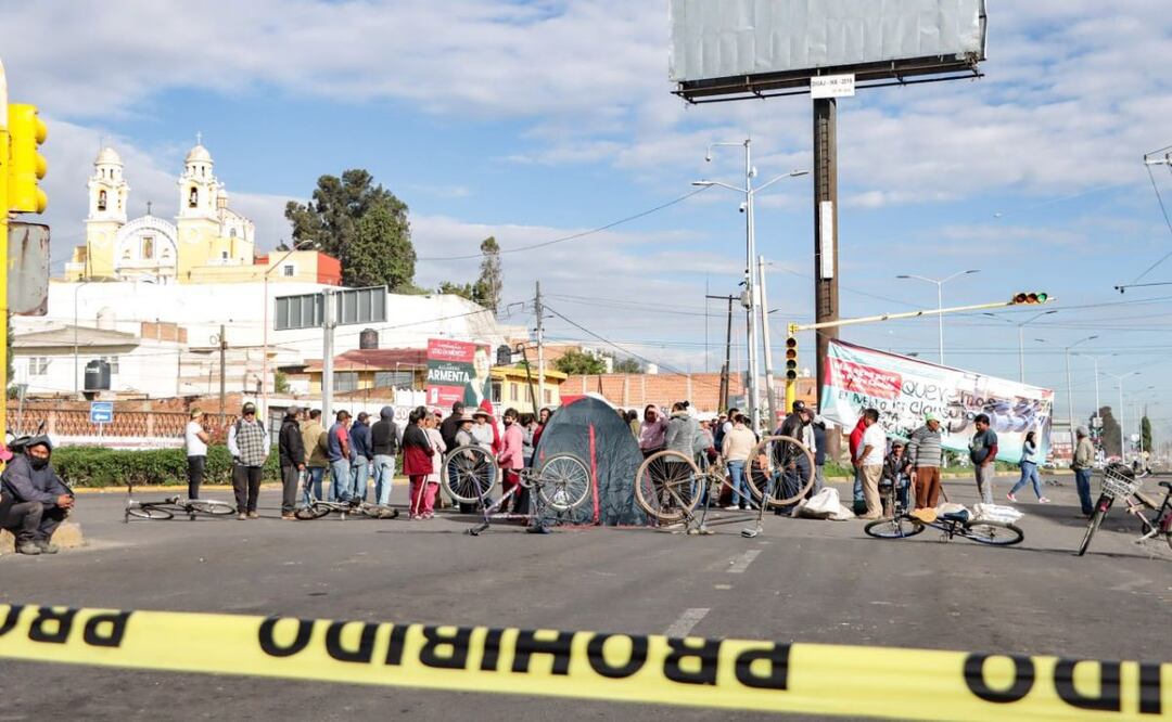 Habitantes de San Matías Cocoyotla bloquearon la Cholula-Huejotzingo como medida de protesta | Foto: Agencia Es Imagen para El Universal