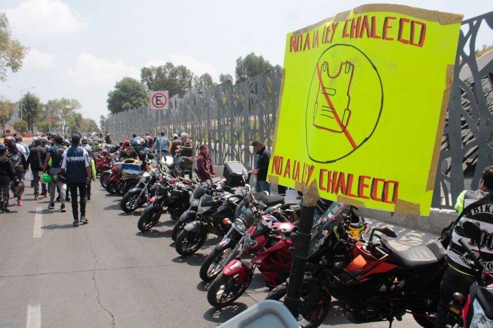 Motociclistas se oponen al uso obligatorio de chaleco con las placas de identificación | Foto: EsImagen