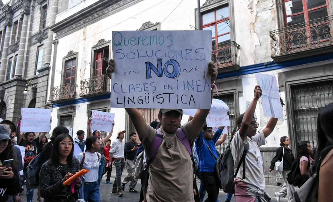 Alumnos piden diálogo con la rectora Lilia Cedillo