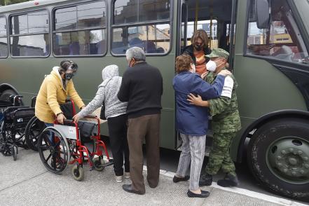 Reprochan mala organización y obstáculos a adultos mayores en vacunación en Puebla