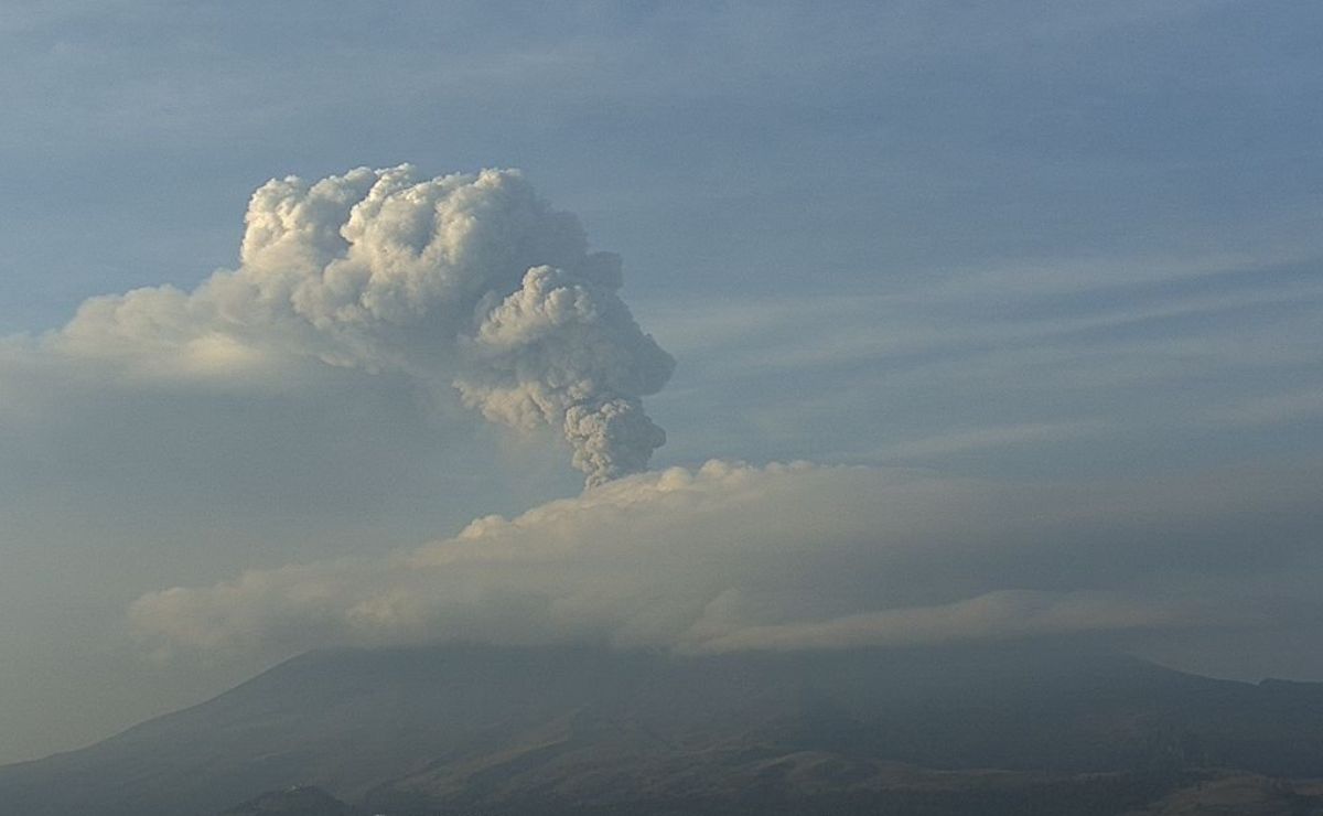 A las 5:03 hubo una pequeña explosión en el Popo y a las 7 una fumarola según el monitoreo | Foto: Twitter SkyAlert