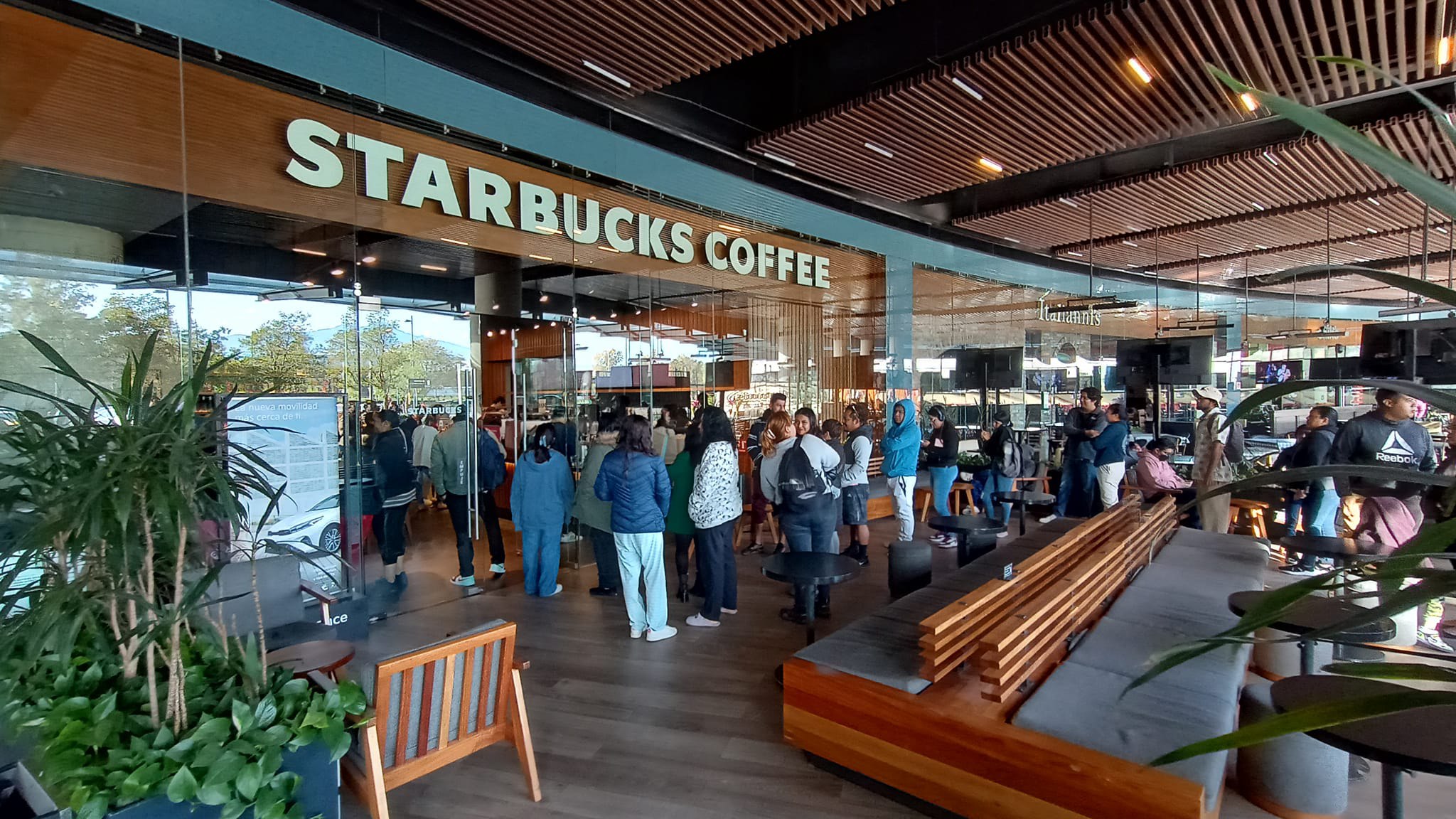 Desde las primeras horas de este viernes se observaron largas filas en estas cafeterías | Facebook Starbucks Puebla
