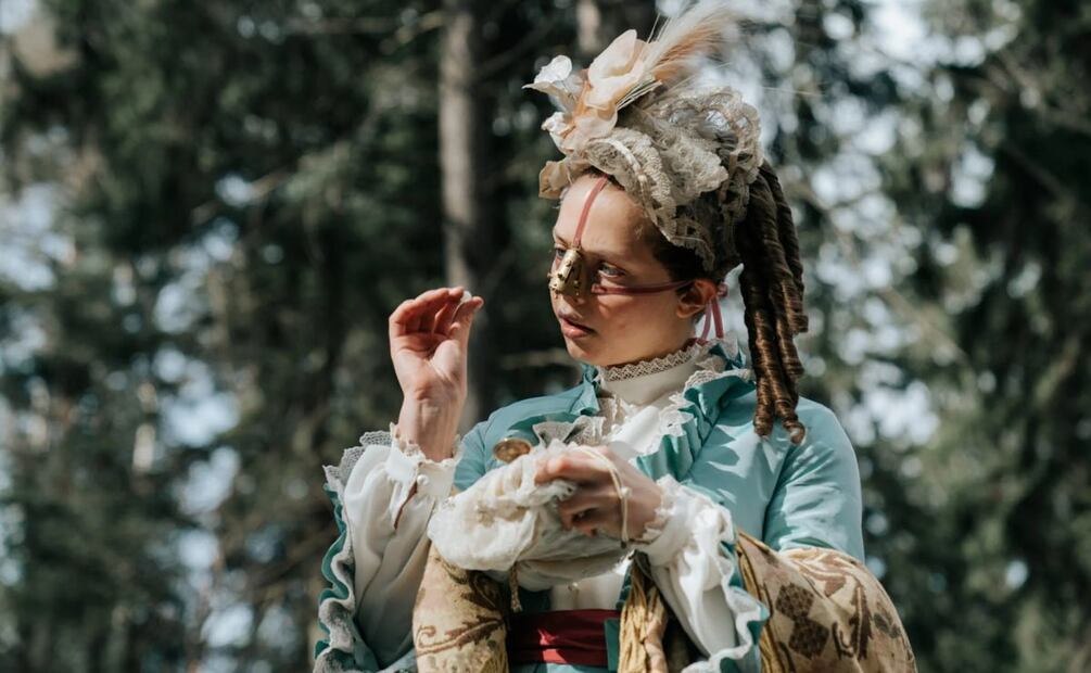 Lea Myren destaca una grandiosa interpretación como Elvira, donde su personaje experimenta un viaje desde la inocencia y la ignorancia hacia la degradación social y psicológica | Foto: Shudder