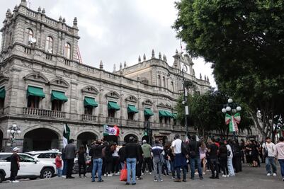 Trabajadores del Poder Judicial en Puebla se manifiestan durante la toma de protesta de Claudia Sheinbaum