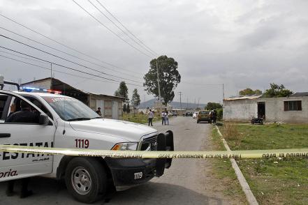 Huachigaseros atacan a balazos a personal de la Fiscalía en cateo en Texmelucan 